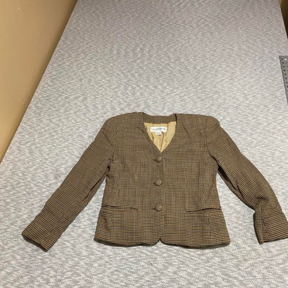 Liz Claiborne blazer women 2 petite. 100% wool SKU-B778